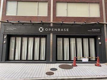 【外観】ガラス窓の装飾も可能 - OPENBASE SHIBUYA 1F OPENBASE SHIBUYA （オープンベース渋谷）の入口の写真