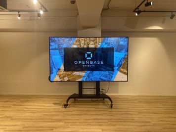 98インチ可動式モニター - OPENBASE SHIBUYA 1F OPENBASE SHIBUYA （オープンベース渋谷）の設備の写真