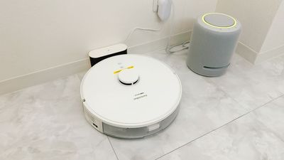 ご利用後はお掃除ロボットがお掃除しますが備え付けの掃除機にてセルフクリーニングはお願いいたします🙇 - DEAR淡路町 🎉推し活を応援💝PremiumSuiteStudio🎀の室内の写真