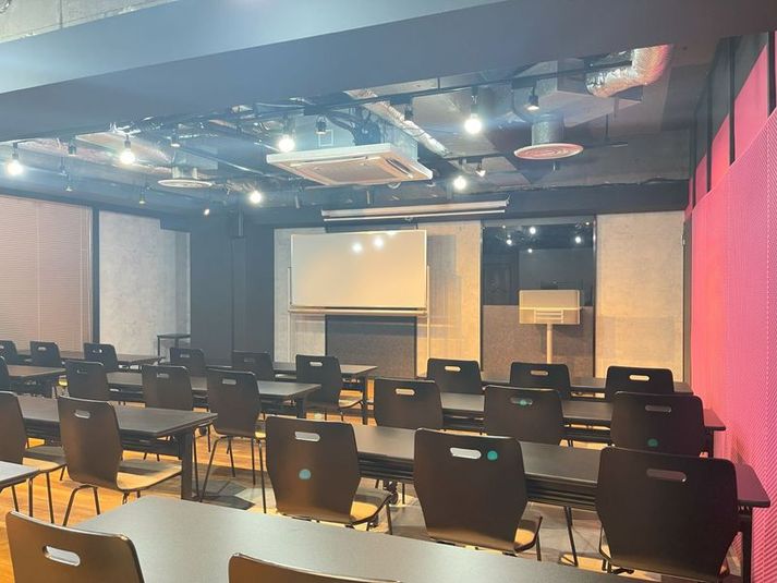 自由レイアウト・スクール30席にした場合・前方にステージあり - アットビジネスセンターサテライト渋谷宇田川 403号室（セミナールーム・多目的スペース）の室内の写真