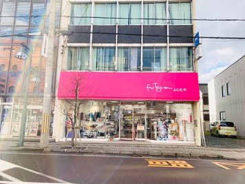 １階は化粧品店です。店内の階段を上って２階がレンタルスペースです。 - ふじたや会議室　レンタルスペース「２０１」の外観の写真