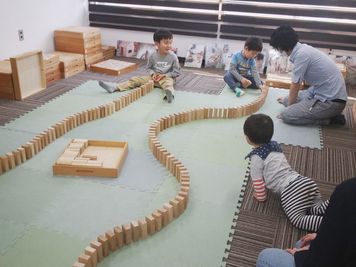 お子様も童具館の積み木で遊べるよ♪
大人が遊んでも夢中になる本格的な建築が可能な積み木はデートや会社のイベントにも最適！（※オプション料金） - レンタルルーム『 ふくろうの部屋 』 【１～２名様の利用】女性とお子様も安心して過ごせるスペースの室内の写真