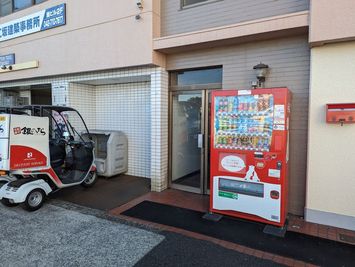 自動販売機横のドアからビルに入り２階へお上がりください。 - STUDIO INFIST 町田 町田金森ダンススタジオの外観の写真