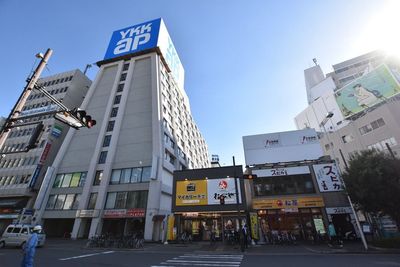 新大阪駅東口出てすぐ！YKKapが目印のビルです。 - レンタルスペース・貸会議室「プレジール」 新大阪駅前貸会議室・レンタルスペース「プレジール911」の外観の写真