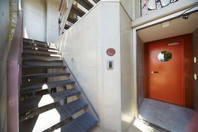 【２階】への階段 - 調布三鷹レンタルスペース  防音ホール1F＋多目的スペース2F✨ピアノ有【調布三鷹吉祥寺】の室内の写真