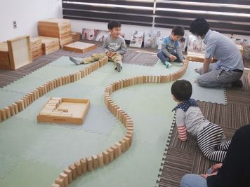 お子様も童具館の積み木で遊べるよ♪
大人が遊んでも夢中になる本格的な建築が可能な積み木はデートや会社のイベントにも最適！（※オプション料金） - レンタルルーム『 ふくろうの部屋 』 【６～９名様の利用】女性とお子様も安心して過ごせるスペースの室内の写真