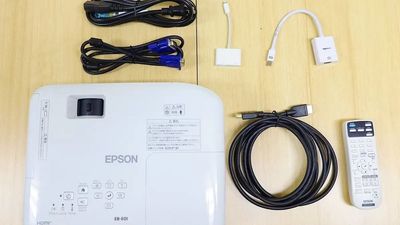 プロジェクターと接続用ケーブル。HDMI、VGA、ミニDPポートなどに対応。メニューからデジタルズームなど各種調整可能（EPSON製 EB-E01） - 会議室 IFs 西新宿 会議室IFs西新宿　安くて便利できれいな会議室♪の設備の写真