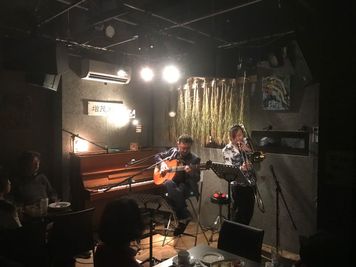 ライブ風景2 - カフェ＆ライブミュージック　増茂米店 カフェ＆ライブミュージック　増茂米店（ましもこめてん）の室内の写真