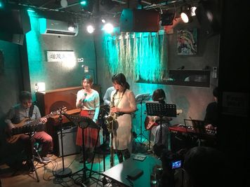 ライブ風景4 - カフェ＆ライブミュージック　増茂米店 カフェ＆ライブミュージック　増茂米店（ましもこめてん）の室内の写真