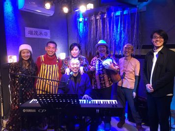 終演後の記念撮影（センターは、オーナー） - カフェ＆ライブミュージック　増茂米店 カフェ＆ライブミュージック　増茂米店（ましもこめてん）の室内の写真