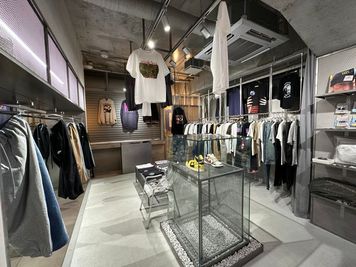 流行にアンテナを張り感度の高いお客様が連日ご来店されるショップ - CONCEPT SHOP WTS POP UPスペースの室内の写真