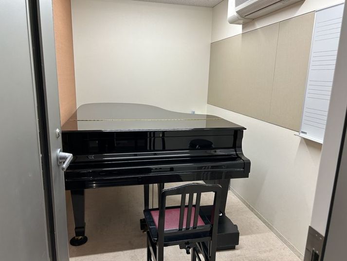 ヤマハミュージックサロン千里（ヤマハミュージックレッスン） グランドピアノ防音室Room20の室内の写真