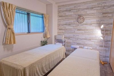 ベッドは追加でもう１台設置可能☆ - レンタルサロン・会議室Koto京都駅前 レンタルサロン・会議室の室内の写真