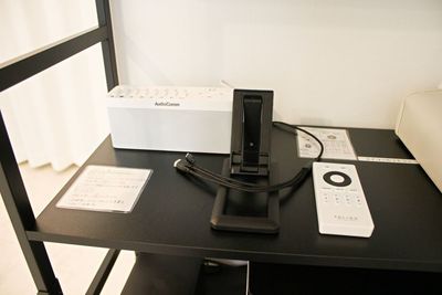 スピーカー・スマホスタンド・充電ケーブル - レンタルサロンtreat立川 完全個室プライベートサロンの設備の写真