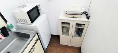 冷蔵庫、レンジ、電気ケトルもございます✨ - レンタルスペースDeals水前寺 レンタルスペース熊本水前寺の室内の写真