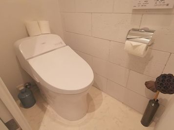 清潔なトイレ - レンタルサロン maison Blanche らせん階段、メゾネット、白亜のプチサロン《メゾン・ブロンシュ》の設備の写真