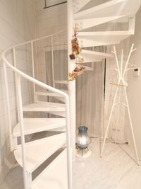 螺旋階段 - レンタルサロン maison Blanche らせん階段、メゾネット、白亜のプチサロン《メゾン・ブロンシュ》の室内の写真