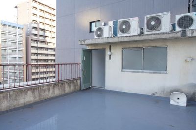 屋上つきのリノベーションスタジオ／アートコモンズ アートコモンズ「対話と創造の森  東京神田」の室内の写真