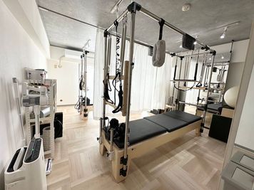 仕切りカーテンで半個室。カーテンを開ければグループでの使用も可に。 - SHIBUYA Pilates studio２【Aスペース】 渋谷で一番安い　最高品質な”マシン”ピラティスのスタジオの室内の写真
