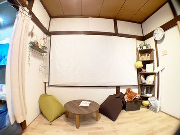 スクリーンのお部屋です。プロジェクターもご用意できるので、鑑賞会やセミナーにも♪ - なまけものカフェ （1階）簡易キッチン付きワンフロアレンタルスペースの設備の写真