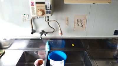 パントリー内の給湯器と流し台。ご自由にお使い下さい。 - 陣の花（フリースペース・手荷物一時預かり） 【陣の花】２階４０名着席可能な大広間（時津の間）の設備の写真