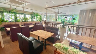 テラス席は南に面しており、明るい空間です。 - Pua Cafe Hawaii 駅チカのレンタルキッチン！広々ナチュラルなPua Cafeの室内の写真