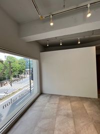 白い壁を背景に撮影などにも最適です。自然光が差し込みます。 - K-studio東京/外苑前/多目的レンタルスペース 外苑前/南青山レンタルスペース"K-studio"の室内の写真