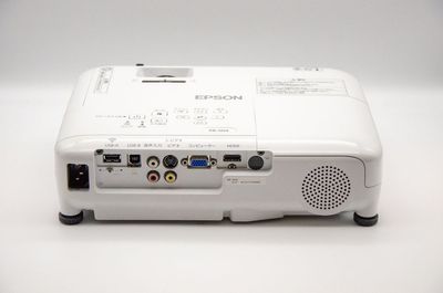 プロジェクター背面[EPSON EB-S04] - CAFE OKKO レンタルルーム(ワークスペース、パーティールーム、貸し会議室)の設備の写真