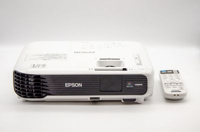 プロジェクター[EPSON EB-S04]、リモコン - CAFE OKKO レンタルルーム(ワークスペース、パーティールーム、貸し会議室)の設備の写真