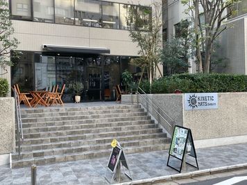 エントランスです。 - キネティックアーツ渋谷 【渋谷駅徒歩５分】カフェ＆フィットネス施設まるっと✨撮影などにの入口の写真