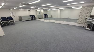 鏡はカーテンで隠すこともできます - スタジオパックス南浦和本社店 【先着100組！】【￥1,000/h】ワークショップなどに最適！の室内の写真