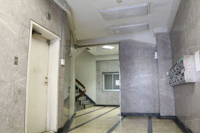 【1階エレベーターホール】 - Lounge-R 六本木 Loung-R 六本木の入口の写真