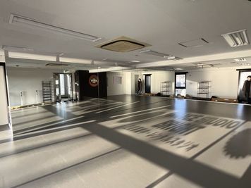 奥の一段下がっているところにカーテンが付きますので更衣室としてお使いください。 - DANCE STUDIO BRIGHT レンタルスタジオの室内の写真