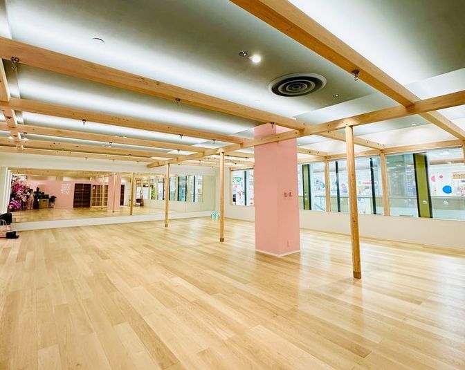 44坪の広々スペース・約10mの大型ミラー - DAiNA dance school レンタルスタジオ【営利目的ご利用ご予約ページ】の室内の写真