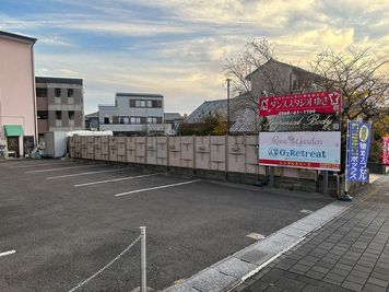 駐車場はこちらの看板が目印です。 - 【犬山遊園 徒歩1分】レンタルスタジオゆき 【📣料金改定】犬山遊園駅1分【ダンスができるレンタルスペース】の室内の写真