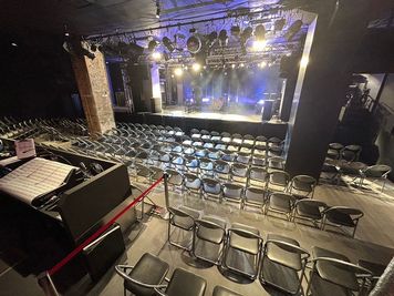 椅子をご使用する場合 - Yogibo META VALLEY ライブハウス、劇場の室内の写真