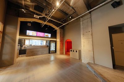 カフェスペースとしてもご利用できるホール外スペース - Yogibo META VALLEY ライブハウス、劇場の室内の写真