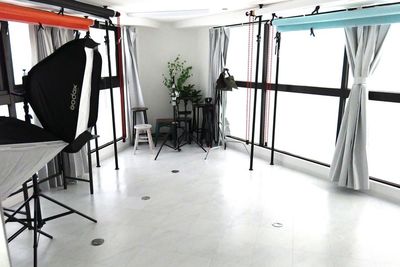 日が昇っていればいつでも自然光たっぷり入ります。 - ALOALO Photo studio 町屋 ALOALO Photo Studio 町屋の室内の写真