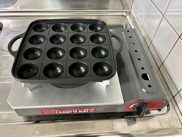 カセットコンロにセッティングできる、たこ焼き器も備えております。
たこ焼きパーティに。
※ご使用後は油汚れを落とし、クリーニングをお願いいたします。 - ホームシアター博多の設備の写真