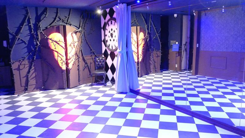 高さ２.２mの鏡が７枚
幅は５mと１.６mになります
踊り場は約２４m2です - NIGHT PHANTASY STUDIO 1階フロア＋屋外エリアの室内の写真