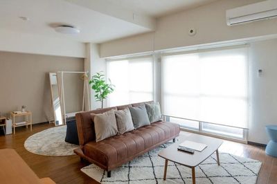 4人掛けのダイニングテーブル（追加で2脚椅子有）と50型テレビ、ソファー、キッチンも備えた広々した空間となります。 - RIVER WEST HIROSHIMA 多目的スペース【4階】の室内の写真