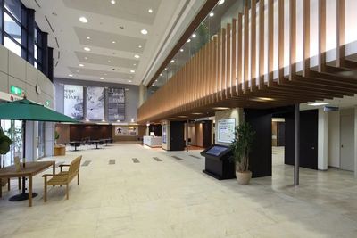 １階エントランスからハウスクエアホールまでのアプローチ｜ハウスクエア横浜 - 横浜会議室 ハウスクエア横浜 ハウスクエアホール （1階）の入口の写真