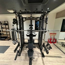 オールインワンスミスマシン（最大重量180㎏） - PrivateGym LIVRIGH(リブリッジ) レンタルジムの設備の写真