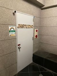 JK Studio 三宮 ウエストモンドビルB1 【緊急値下げ❗1500 -> 777円】セミナー会議室の入口の写真