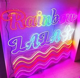 インスタ映えするカラフルなネオン看板です🌈 - RainbowLALA ネイルサロンスペース（ジェル材料費込み）パーツ・マシン一式利用可の室内の写真