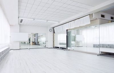 3面が鏡の本格貸切格安レンタルスタジオ。エクササイズスペースとしてヨガ・ダンス・ウォーキングなどダンスレッスンに最適な広さ。 - レンタルスペースALBE