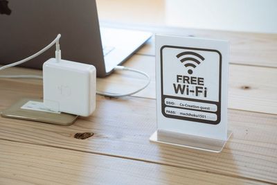 館内free wi-fi、電源TAP完備しております。ご自由にご利用ください。 - hope 巣　コ・クリエーション小淵沢 Hope巣コ・クリエーション小淵沢（会議室エリア）の室内の写真