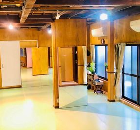 リノリウム床と鏡
天井まで3メートル近く高さがあります。 - レンタルスタジオ　Atelier mako 昼間の利用がお得◎木の温かなスタジオAtelier makoの室内の写真