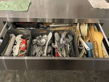 カトラリー（スプーン、フォーク）、調理器具。引き出し内にあります。 - 猪股ビル マティーズキッチンの設備の写真