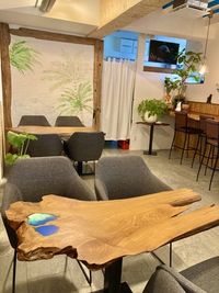 店内テーブル２つとカウンターもあります - Pua Cafe Hawaii 駅チカのレンタルキッチン！広々ナチュラルなPua Cafeの室内の写真